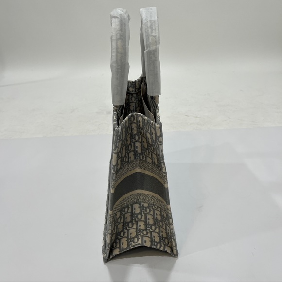 Christian Dior Medium Dior Book Tote Bag
Copy Luxury Designer - Picture 8 of 13